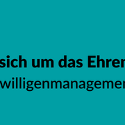 Grafik mit grünem Hintergrund und einer gezeichneten Glühbirne. Text: #EngageiertGeforscht TH Nürnberg. Wer kümmert sich um das Ehrenamt? Pilotprojekt Freiwilligenmanagement Studienbericht