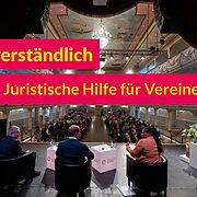 Blick von der Bühne auf das Podium bei der Veranstaltung "Recht verständlich am 07.06.2024 in Erfurt, Text: Recht verständlich – juristische Hilfe für Vereine