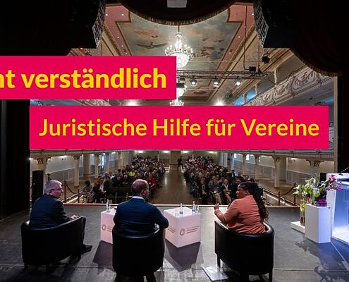 Blick von der Bühne auf das Podium bei der Veranstaltung "Recht verständlich am 07.06.2024 in Erfurt, Text: Recht verständlich – juristische Hilfe für Vereine