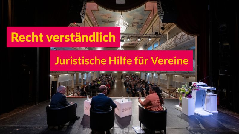 Blick von der Bühne auf das Podium bei der Veranstaltung "Recht verständlich am 07.06.2024 in Erfurt, Text: Recht verständlich – juristische Hilfe für Vereine