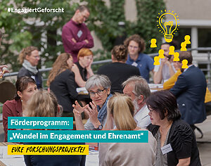 Foto von Menschen, die sich unterhalten. Dazu Symbole einer Glühbirne und mehrerer Figuren. Text: #Engagiert Geforscht. Neues Förderprogramm „Engagement im Wandel“ Bewerbt euch vom 01.07. bis 31.08.2024 mit eurem Forschungsprojekt!