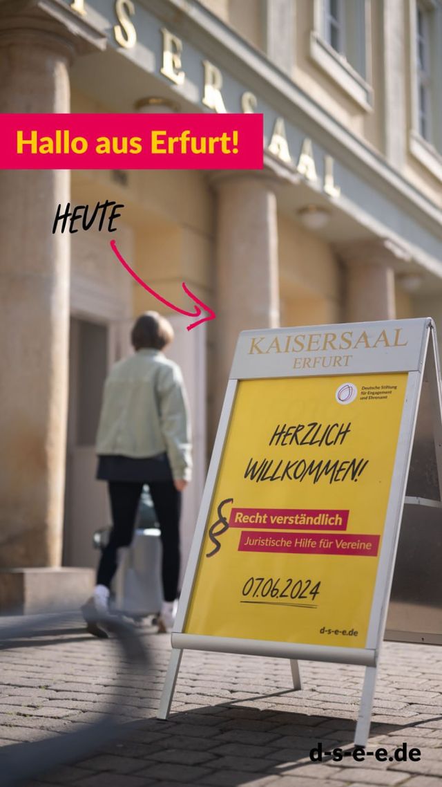 Foto von einem Schild vor dem Eingang des Kaisersaals in Erfurt. Auf dem Schild steht: Herzlich Willkommen! Recht verständlich – juristische Hilfe für Vereine. Auf dem Foto ist ein Text: HAllo aus Erfurt!