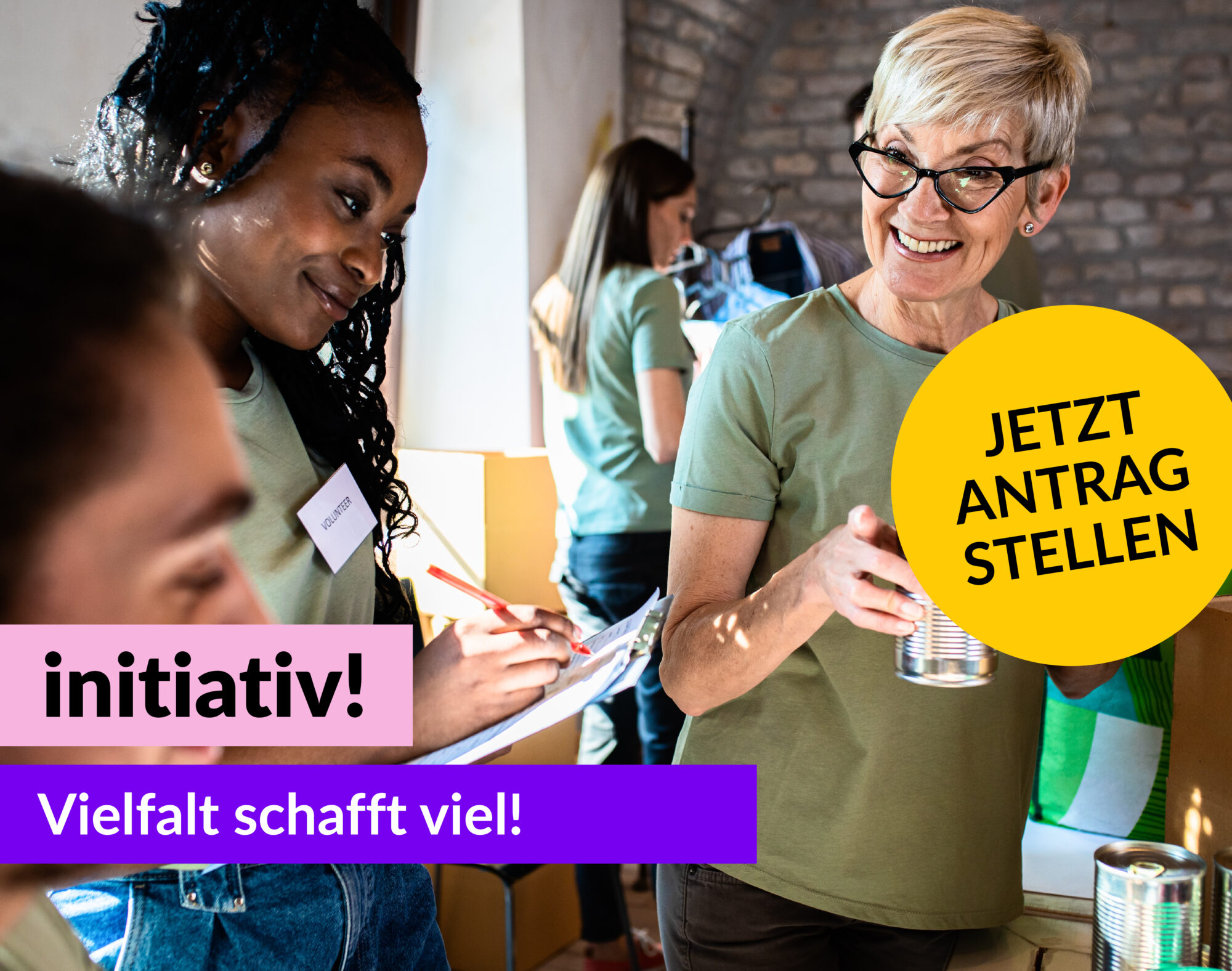 Foto von unterschiedlichen Menschen, die gemeinsam was machen. Gelber runder Störer mit dem Text: Jetzt Antrag stellen. Text: initiativ! Vielfalt schafft viel! d-s-e-e.de