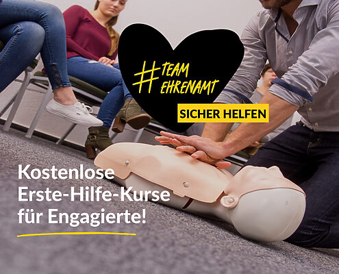 Foto von Menschen, die an einer Erste-Hilfe-Puppe die Herzmassage üben. Ein Schwarzes gezeichnetes Herz mit dem Text #TeamEhrenamt. Sicher helfen. Kostenlose Erste-Hilfe-Kurse für Engagierte!