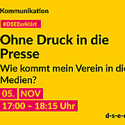 Gelbe Grafik mit gezeichnetem Megafon und dem Text: Kommunikation. #DSEEerklärt Ohne Druck in die Presse. Wie kommt mein Verein in die Medien?. 05. November 2024, 17:00–18:15 Uhr. d-s-e-e.de