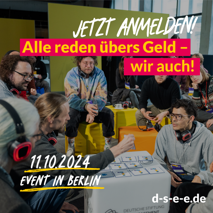 Foto von Menschen, die sich in einem Workshop austauschen. darüberliegender Text: Jetzt anmelden: Alle reden übers Geld - wir auch! 11.10.2024 Event in Berlin