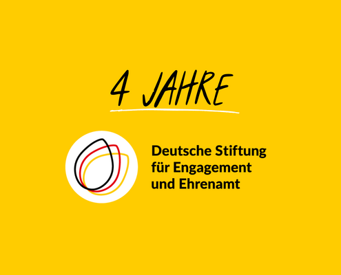 Text: 4 Jahre Deutsche Stiftung für Engagement und Ehrenamt.