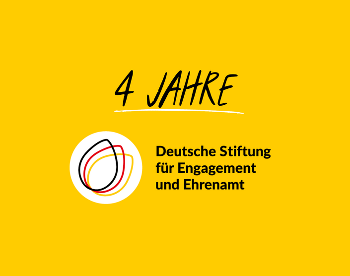 Text: 4 Jahre Deutsche Stiftung für Engagement und Ehrenamt.