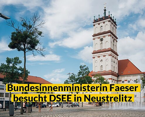 Ein Bild der Stadt Neustrelitz ist zu sehen. Text: "Bundesministerin Faeser besucht DSEE in Neustrelitzt"