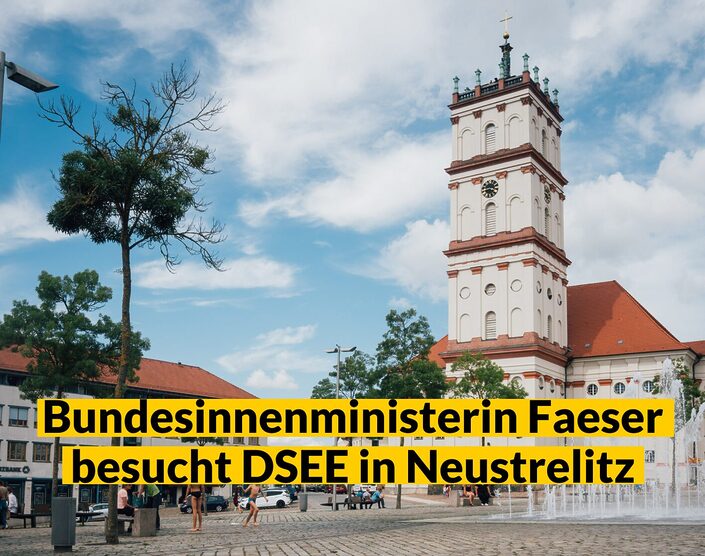 Ein Bild der Stadt Neustrelitz ist zu sehen. Text: "Bundesministerin Faeser besucht DSEE in Neustrelitzt"