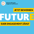 Eine Kachel der DSEE mit dem Text "FuturE - Euer Engagement zählt! Jetzt bewerben"