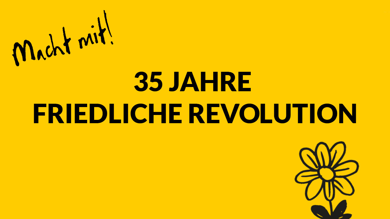 Gelbes Banner mit schwarzer Schrift. Text: Macht mit! 35 Jahre Friedliche Revolution, in der rechten unteren Ecke ist eine gezeichnete Blume zu sehen