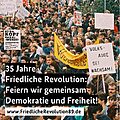 Ein Farbfoto einer Demonstration mit Menschen aller Altersklassen, die Plakate hochhalten. Auf den Plakaten steht zum Beispiel: mit dem Kopf durch die "Wende" oder Volksauge sei wachsam!. Text auf dem Bild: 35 Jahre Friedliche Revolition: Feiern wir gemeinsam Demokratie und Freiheit! www.FriedlicheRevolution89.de