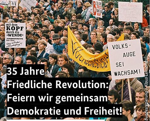 Ein Farbfoto einer Demonstration mit Menschen aller Altersklassen, die Plakate hochhalten. Auf den Plakaten steht zum Beispiel: mit dem Kopf durch die "Wende" oder Volksauge sei wachsam!. Text auf dem Bild: 35 Jahre Friedliche Revolition: Feiern wir gemeinsam Demokratie und Freiheit! www.FriedlicheRevolution89.de