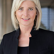 Portait MdL Ulrike Scharf, Bayerische Staatsministerin für Familie, Arbeit und Soziales, stellvertretende Ministerpräsidentin, Vorstandsvorsitzende der Zukunftsstiftung Ehrenamt Bayern