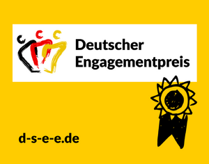 Gelbes Rechteck mit dem Logo des Deutschen Engagementpreises, dem Icon eines Ordens und der Webadresse d-s-e-e.de