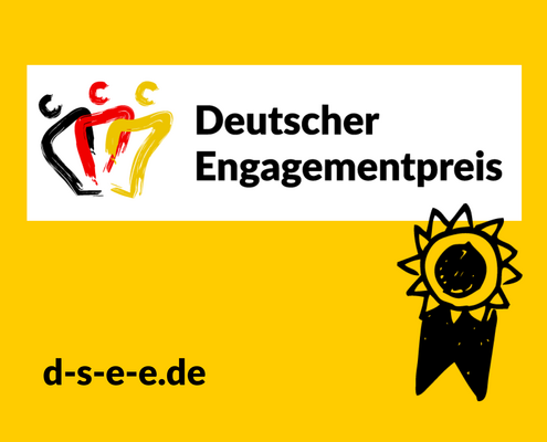 Gelbes Rechteck mit dem Logo des Deutschen Engagementpreises, dem Icon eines Ordens und der Webadresse d-s-e-e.de