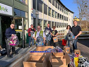 Helferteam beim Packen von Hilfsgütern