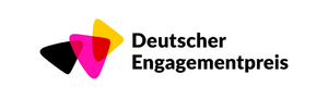 Das seit 2025 offizielle Logo des Deutschen Engagementpreis. Es besteht aus einer Textmarke Deutscher Ehrenamtspreis und einer bildlichen Visualisierung links daneben. Hierbei handelt es sich um drei nebeneinander angeordnete, sich leicht überlappende, abgerundete Dreiecke in den Farben Schwarz, Pink und Gelb.