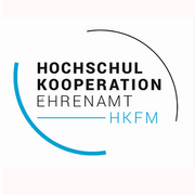 kreisförmiges Text-Bild-Logo der "Hochschulkooperation Ehrenamt - HKFM. Bild zwei geschwungene Teilkreiselemente umringen die Textmarke