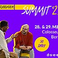 Ankündigung des Transform D Summit 2025 vom 28.März bis 28. März im Colosseum in Berlin. Auf dem Bild sieht man zwei Männer mittleren Alters in legerer Kleidung. Sie sitzen einander zugewandt. Einer der Beiden spricht und macht eine erklärende Geste mit der Hand. Der Andere hört mit interessiertem Gesichtsausdruck zu.