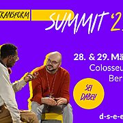 Ankündigung des Transform D Summit 2025 vom 28.März bis 28. März im Colosseum in Berlin. Auf dem Bild sieht man zwei Männer mittleren Alters in legerer Kleidung. Sie sitzen einander zugewandt. Einer der Beiden spricht und macht eine erklärende Geste mit der Hand. Der Andere hört mit interessiertem Gesichtsausdruck zu.