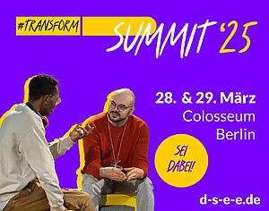 Ankündigung des Transform D Summit 2025 vom 28.März bis 28. März im Colosseum in Berlin. Auf dem Bild sieht man zwei Männer mittleren Alters in legerer Kleidung. Sie sitzen einander zugewandt. Einer der Beiden spricht und macht eine erklärende Geste mit der Hand. Der Andere hört mit interessiertem Gesichtsausdruck zu.