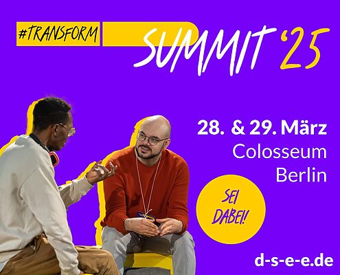 Ankündigung des Transform D Summit 2025 vom 28.März bis 28. März im Colosseum in Berlin. Auf dem Bild sieht man zwei Männer mittleren Alters in legerer Kleidung. Sie sitzen einander zugewandt. Einer der Beiden spricht und macht eine erklärende Geste mit der Hand. Der Andere hört mit interessiertem Gesichtsausdruck zu.