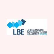 Text-Bild-Logo des "LBE Landesnetzwerk Bürgerschaftliches Engagement Bayern". Bildelement 5 Quadrate als Rauten in einer Kette hintereinandergelegt