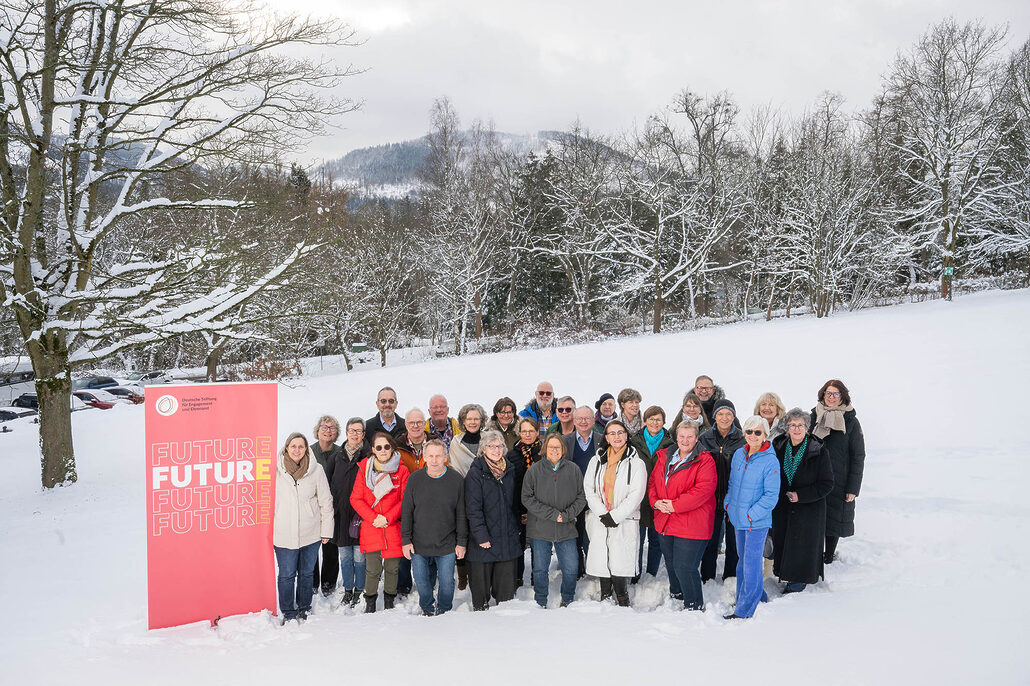 Gruppenbilder im Schnee der Teilnehmenden im Futur E Programm der DSEE. Es handelt sich um eine größere Gruppe von ältere Engagierte. Sie sind der fünfte Jahrgang des Programms.