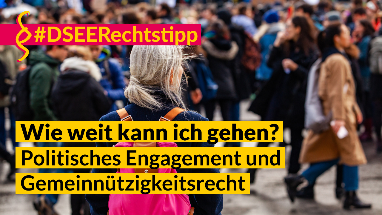 Bild und Text: Demonstration mit vielen Menschen, Text "#DSEERechtstipp, Wie weit kann ich gehen - Politisches Engagement und Gemeinnützigkeitsrecht"